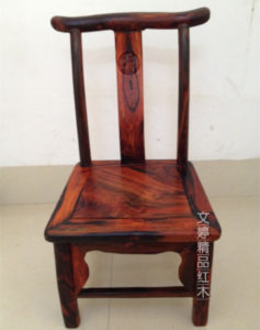 Кресло, созданное из красного дерева