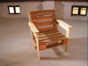 Кресло, созданное из поддонов