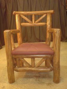Кресло, созданное из сосны