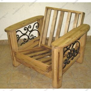 Кресло, созданное на основе сосны