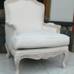 Кресло в белом цвете