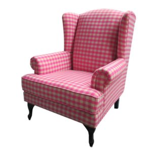 Кресло в клетку розового цвета