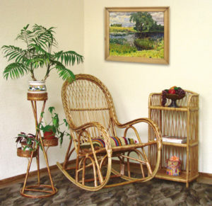Лозовое кресло в интерьере дома