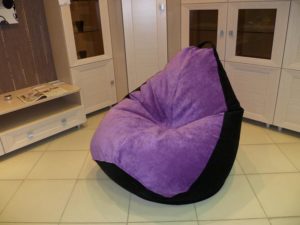 Мешок кресло в интерьере дома, выполненное в пурпурном цвете