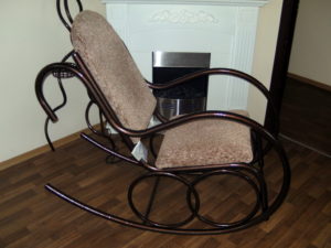 Металлическое кресло качалка для дома