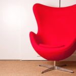 Миниатюрное яркое красное кресло