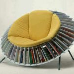 Модель кресла, созданного из книг
