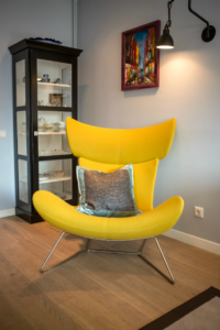 Модель современного кресла в желтом цвете