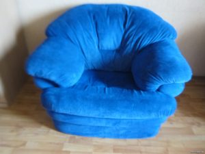 Мягкое и приятное синее кресло для дома