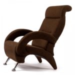 Мягкое коричневое кресло для отдыха