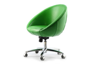 Мягкое кожаное кресло в зеленом цвете