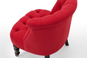 Мягкое красивое кресло в красном цвете