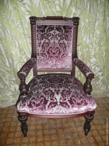 Мягкое кресло на основе красного дерева
