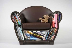 Мягкое кресло с каркасом из книг