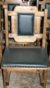 Мягкое кресло, созданное с помощью сосны