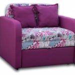 Мягкое кресло в пурпурном цвете