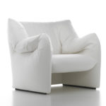 Мягкое небольшое кресло в белом цвете