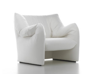 Мягкое небольшое кресло в белом цвете