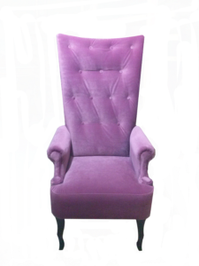 Мягкое практичное кресло в пурпурном цвете