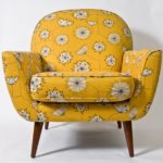 Мягкое приятное желтое кресло