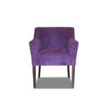 Небольшое красивое пурпурное кресло