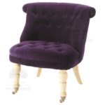 Небольшое кресло фиолетового цвета