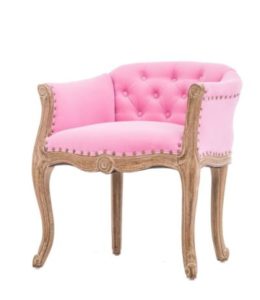 Небольшое кресло, оформленное в розовом цвете