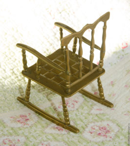 Небольшое современное кресло из бронзы