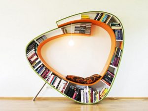 Необычный дизайн кресла, созданного из книг
