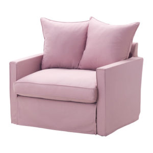 Нежное кресло в светлом розовом цвете