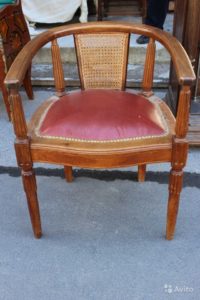 Ореховое кресло для дома