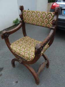 Оригинальное кресло на основе ореха