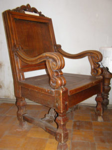 Оригинальное кресло, созданное из дуба