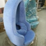Оригинальное кресло, созданное из велюра