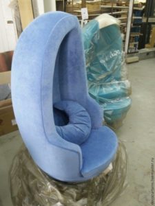 Оригинальное кресло, созданное из велюра