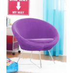 Оригинальное кресло, выполненное в фиолетовом цвете