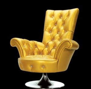 Оригинальное современное кресло в золотом цвете