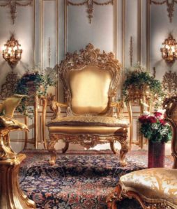 Оригинальное золотое кресло для обустройства дома