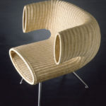 Плетенное кресло, созданное из каната