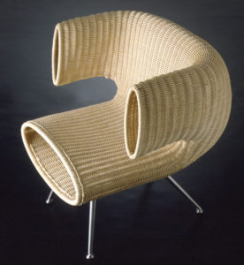 Плетенное кресло, созданное из каната