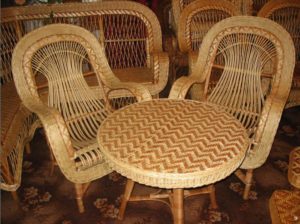 Плетеное шикарное кресло, созданное из лозы