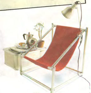 Практичное кресло, созданное из труб