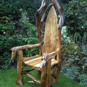 Практичные кресла из коряги