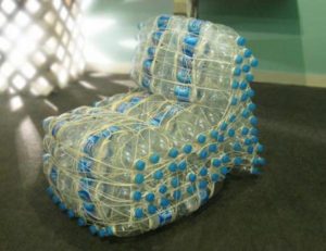 Применение пластиковых бутылок для создания кресла