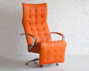 Привлекательное кресло в оранжевом цвете