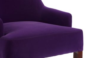 Приятное и красивое фиолетовое кресло