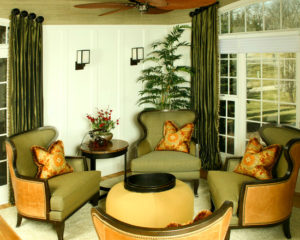 Приятные кресла в интерьере дома оливкового цвета