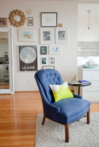 Простое и уютное кресло в синем цвете