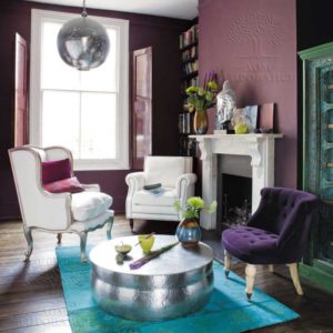 Пурпурное кресло в интерьере