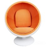 Яркое оранжевое кресло для оформления интерьера
